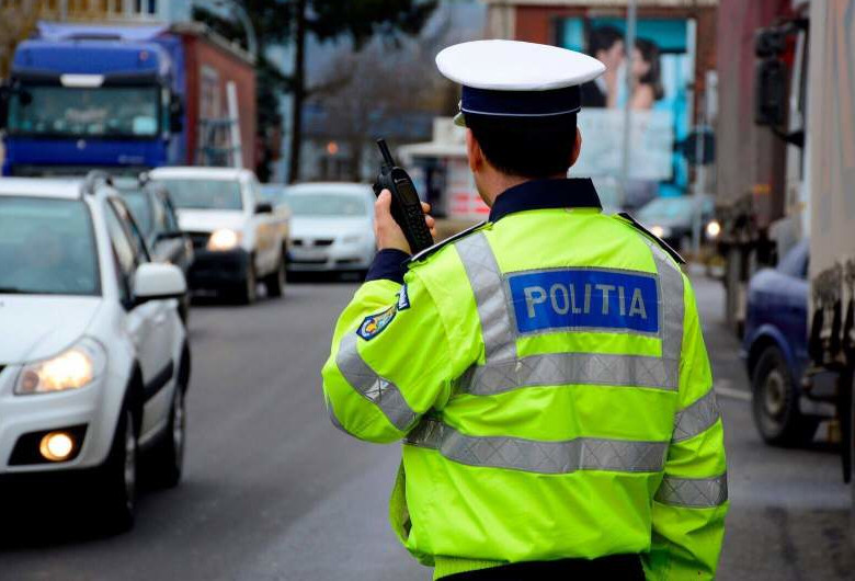 Polițist cu stația în mână