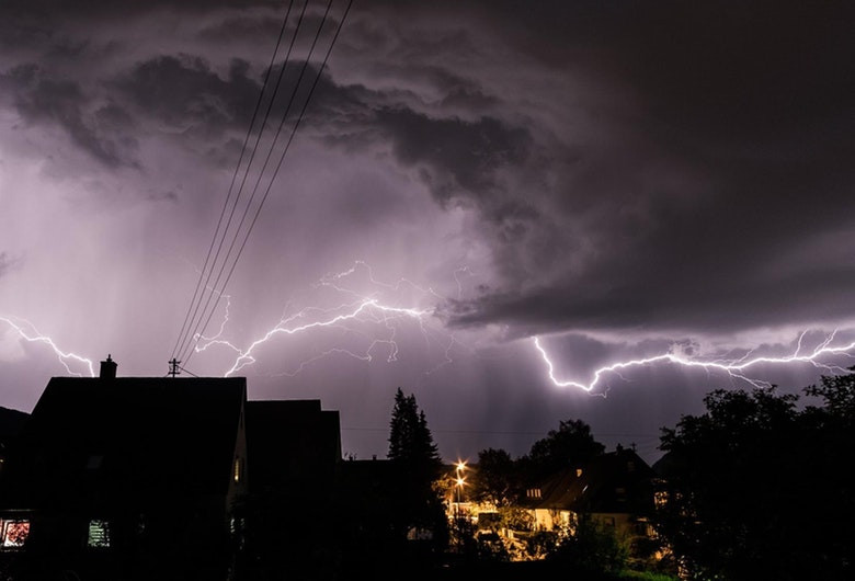Furtună, ploaie, fulgere, trăsnet, vijelii
