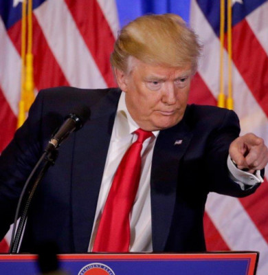 Donald Trump arată cu degetul în scârbă
