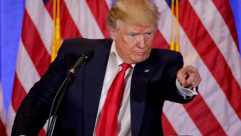 Donald Trump arată cu degetul în scârbă