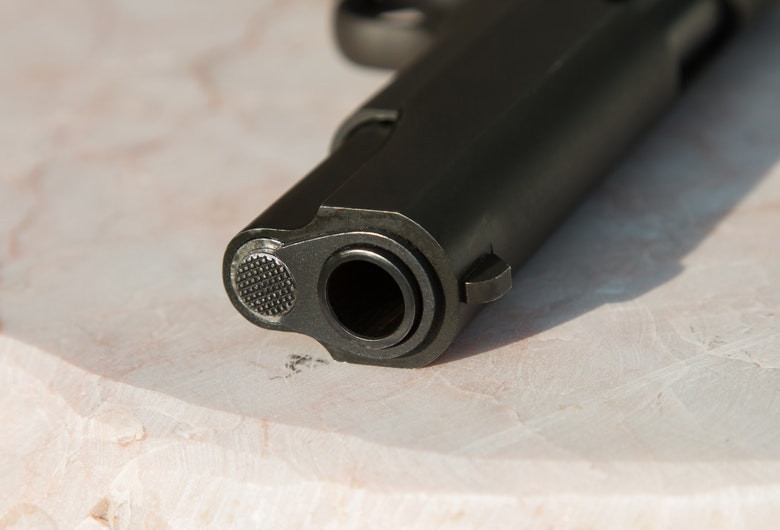 Pistol pe masă