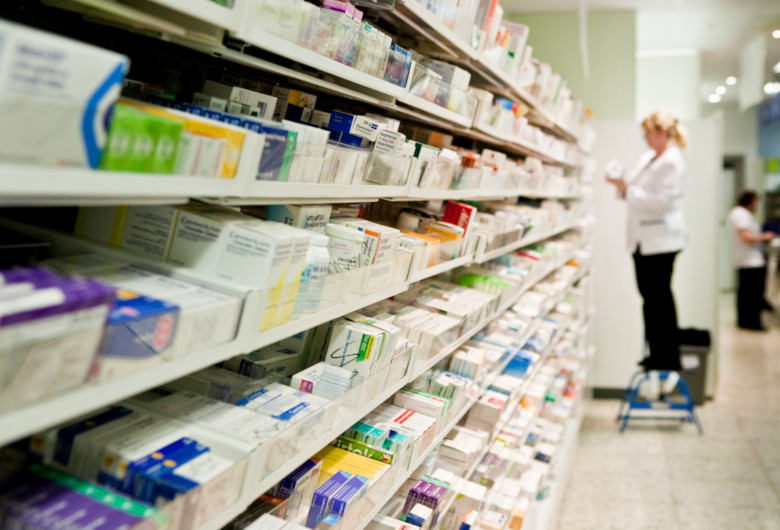 Medicamente pe rafturi, farmacie, tratamente
