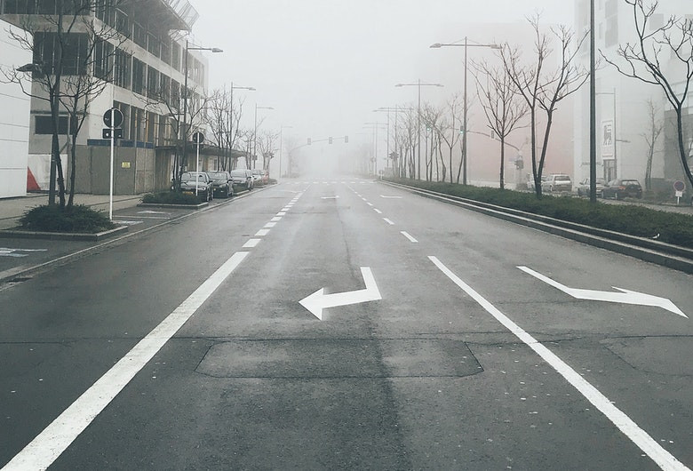 Stradă goală, fără mașini