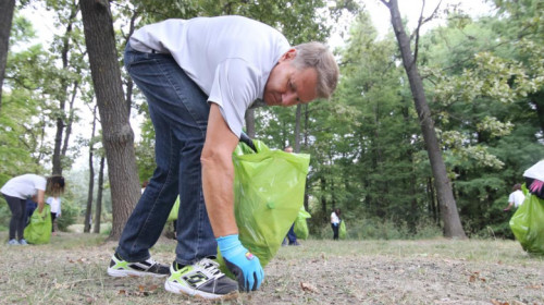 Klaus Iohannis strânge gunoaie, ecologizare