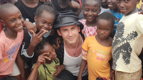 Dan Bălan cu copii africani