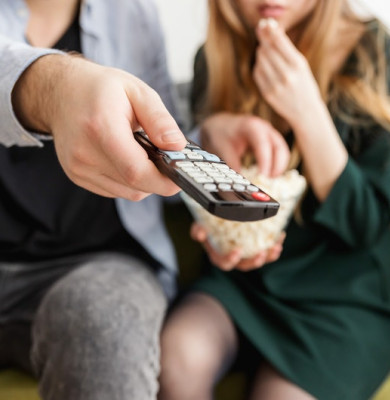 Se uită la televizor, telecomandă,presă audiovizuală