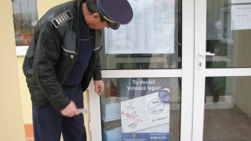 Polițist la secția de votare
