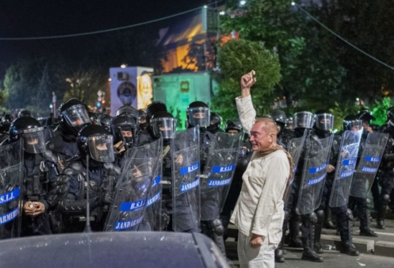 Cătălin Paraschiv, omul în alb din 10 august