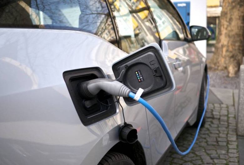 Mașină electrică la încărcat