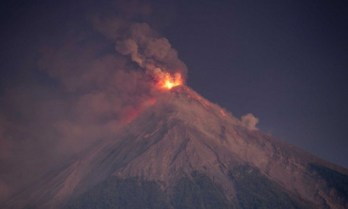 Vulcan erupând în Guatemala