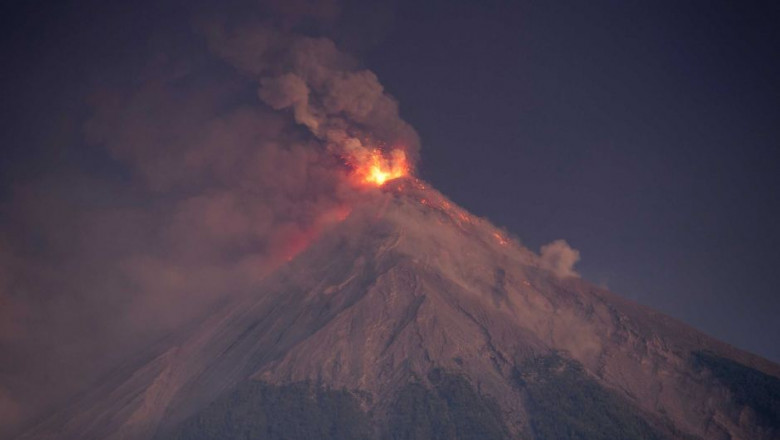 Vulcan erupând în Guatemala