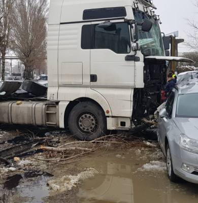 TIR izbește 8 mașini