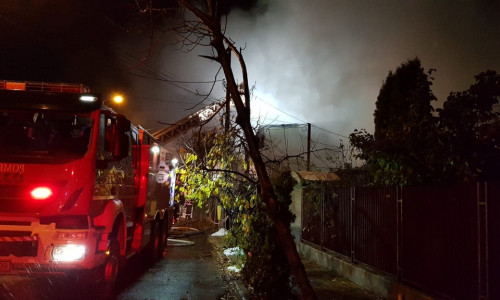 Incendiu la case din Bucureștii Noi