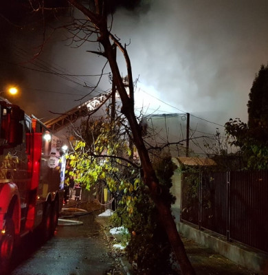 Incendiu la case din Bucureștii Noi