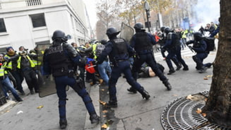 Proteste-violente-in-Franta--Zeci-de-raniti-si-peste-220-de-manifestanti-retinuti-la-Paris--Video-