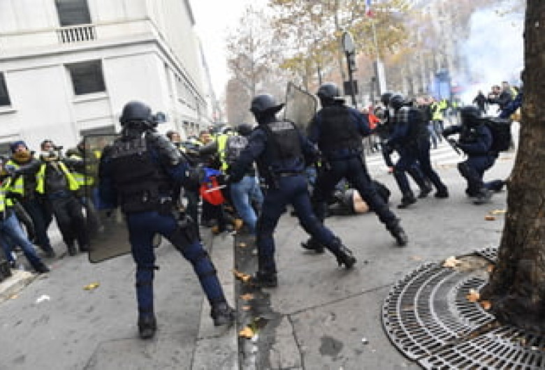 Proteste-violente-in-Franta--Zeci-de-raniti-si-peste-220-de-manifestanti-retinuti-la-Paris--Video-