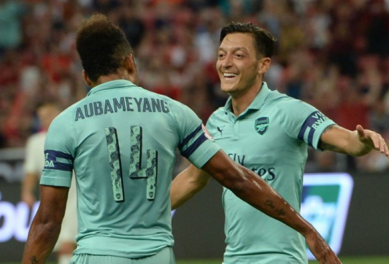 Pierre Emerick și Mesut Ozil de la Arsenal