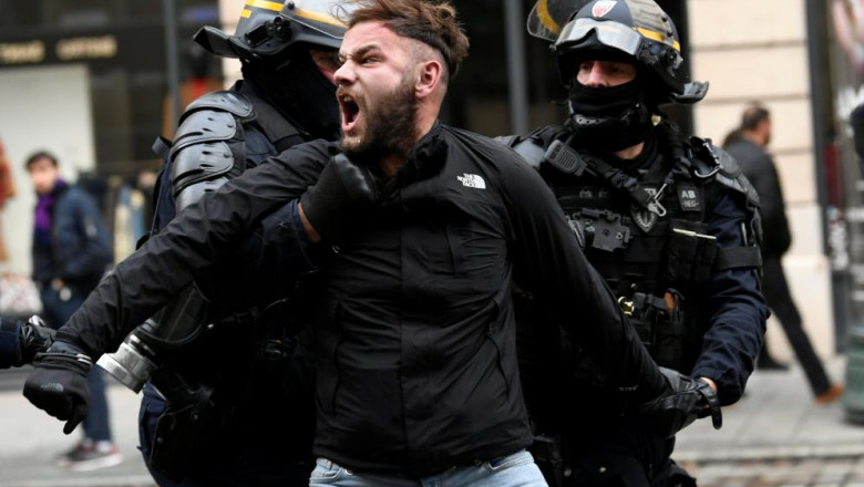 Protestatar luat de jandarmi în Franța