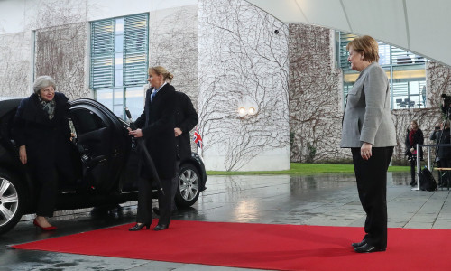 Theresa May iese din mașină, Angela Merkel o așteaptă