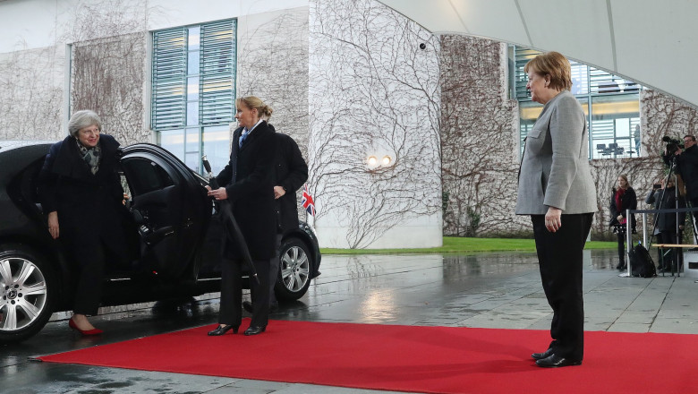 Theresa May iese din mașină, Angela Merkel o așteaptă
