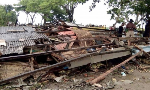 Casă distrusă de tsunami în Indonezia