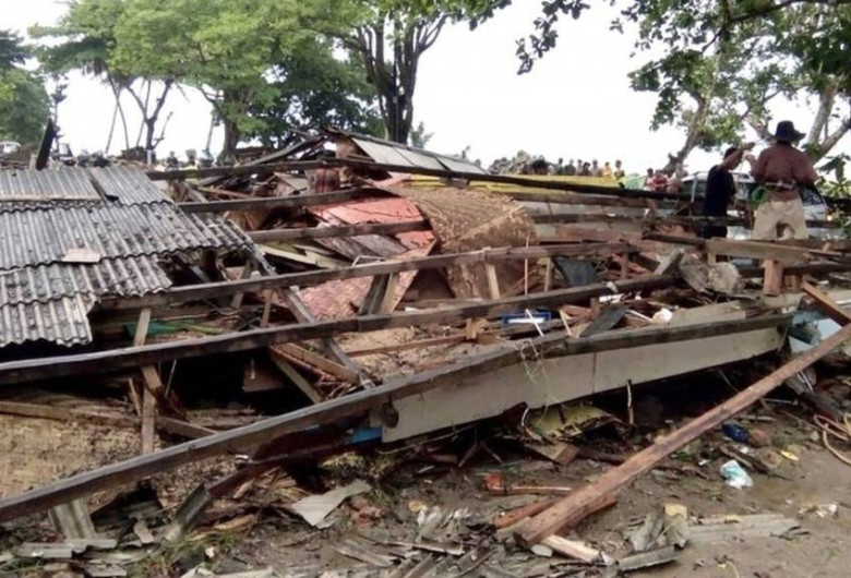 Casă distrusă de tsunami în Indonezia