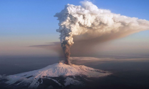 Vulcanul Etna erupe