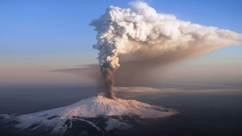 Vulcanul Etna erupe