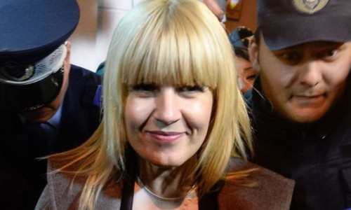 Elena Udrea cu polițiști lângă ea