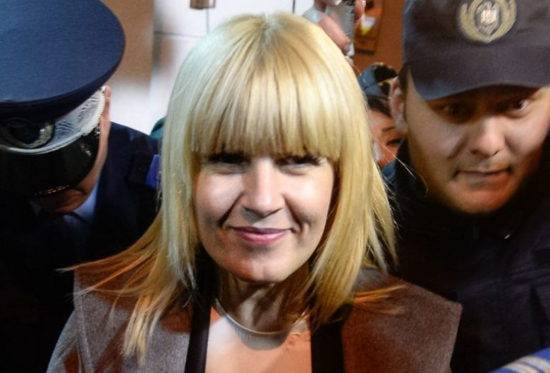 Elena Udrea cu polițiști lângă ea