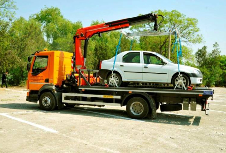 Mașină ridicată, tractată în Sectorul 4