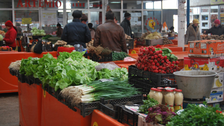 Salată verde și ceapă cu ridichi, în piață