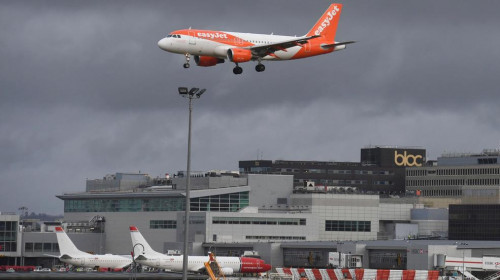 Avion easyJet aterizând pe aeroportul Gatwick din Londra