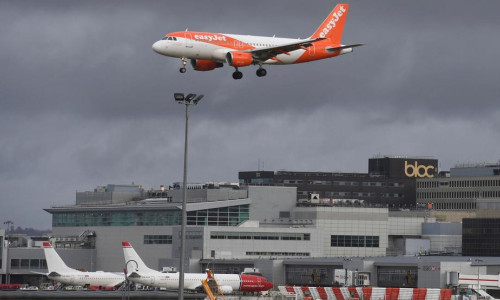Avion easyJet aterizând pe aeroportul Gatwick din Londra