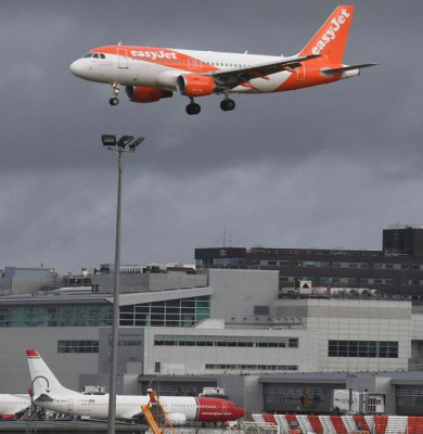 Avion easyJet aterizând pe aeroportul Gatwick din Londra