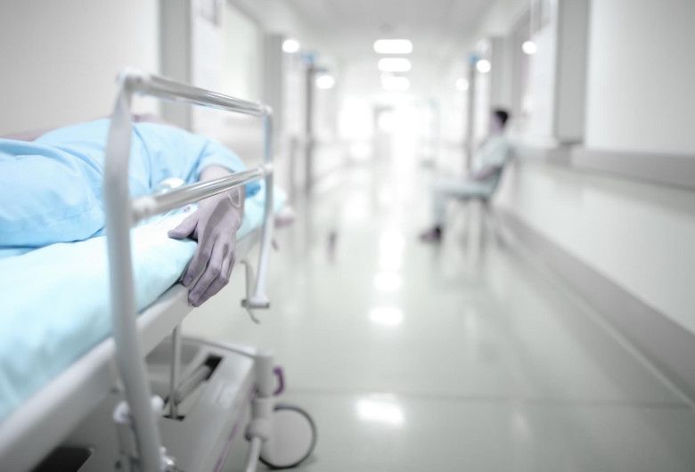 Mort la spital, pe targă