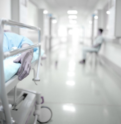 Mort la spital, pe targă