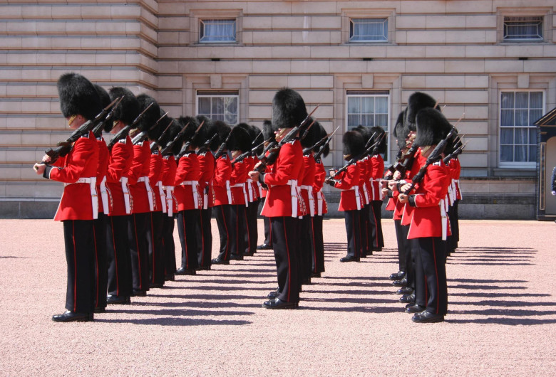 Buckingham Palace guards play Bohemian Rhapsody