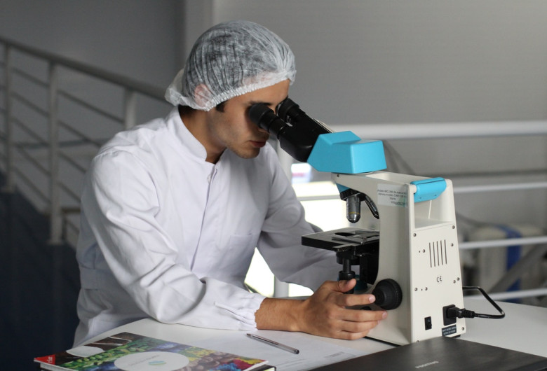 Cercetător, microscop, analize