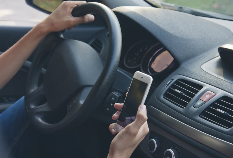 Cu telefonul mobil la volan