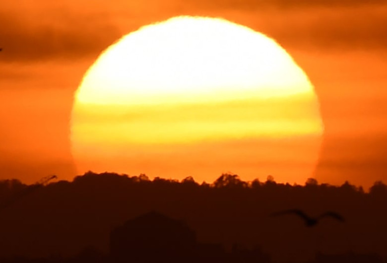 Noapte fierbinte în Australia, Luna apune