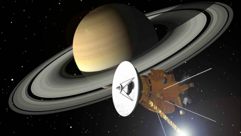 Sonda Cassini lângă planeta Saturn