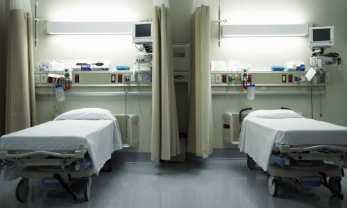 Paturi goale în spital, mort,