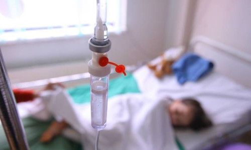 Spitalul de Pediatrie Sibiu, copil cu perfuzie