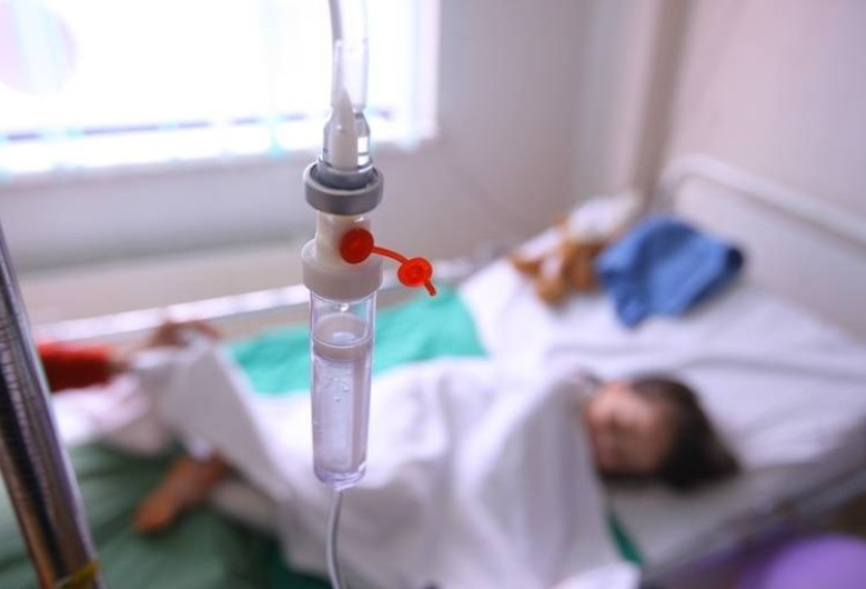 Spitalul de Pediatrie Sibiu, copil cu perfuzie
