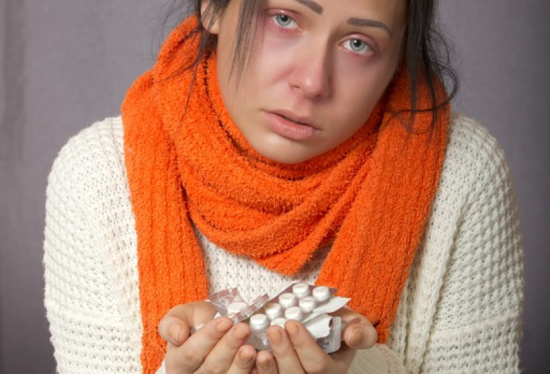 Femeie gripată, gripă, răceală, medicamente