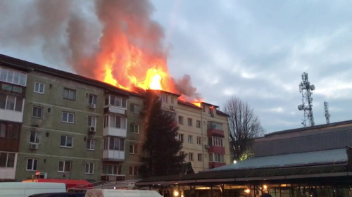 Incendiu la mansarda unui bloc