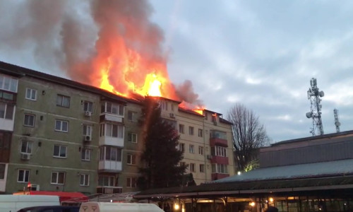 Incendiu la mansarda unui bloc