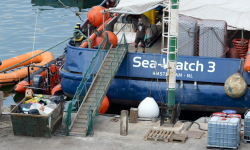 Migranți pe nava Sea Watch 3