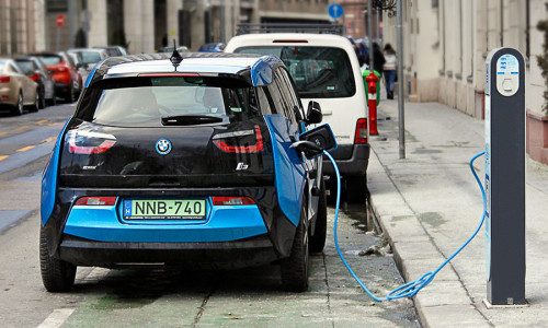 BMW i3 la încărcat, mașină electrică